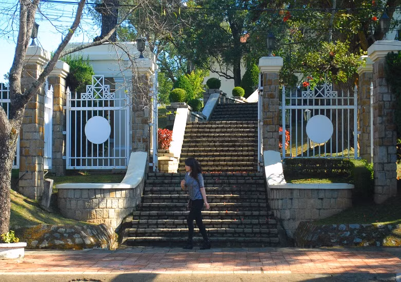  Ở Đà Lạt, những căn nhà, biệt thự tọa lạc trên đồi cao hơn so với mặt đường, ngoài lối đi bình thường còn có những bậc đá là cổng phụ dành riêng cho việc đi bộ.