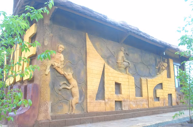 Trên tường nhà, Trịnh Bá Dũng cho trang trí nhiều hình thù động vật đang vui đùa trông lạ lẫm và đẹp mắt.