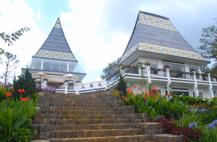 Những kiến trúc mới này được xây dựng mô phỏng theo hình thức nhà rông của đồng bào các dân tộc thiểu số bản địa Tây Nguyên như Ê đê, Ba na, Ja rai...