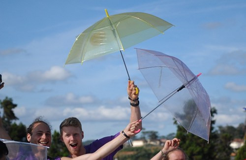 Rất đông du khách nước ngoài cũng hòa mình vào những điệu nhảy dân vũ sôi động.