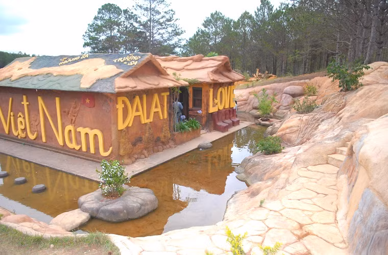  Ngoài đường hầm, căn nhà bằng đất của Trịnh Bá Dũng cũng đã được ghi vào Trung tâm sách kỷ lục Việt Nam.