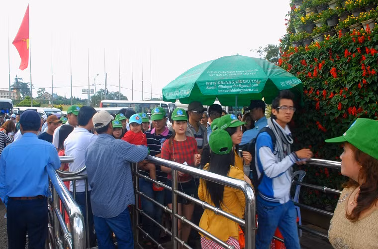 Suốt 3 ngày qua, du khách khắp nơi ùn ùn về Đà Lạt thăm quan, nghỉ dưỡng và tránh nóng, khiến nhiều dịch vụ, nhất là Vườn hoa thành phố, lâm vào tình trạng quá tải. Ảnh: du khách xếp hàng mua vé vào Vườn hoa Đà Lạt.