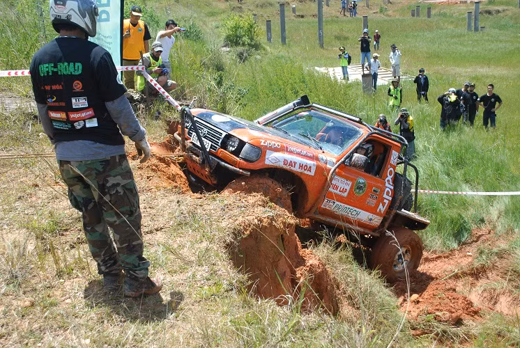 Sau khi vượt qua các bài thi trên địa hình rừng núi thuộc huyện Lạc Dương và Đam Rông, sáng 2/9, các đội đã ra trường đua Trần Quốc Toản, bên cạnh hồ Xuân Hương để dự thi bài cuối cùng.