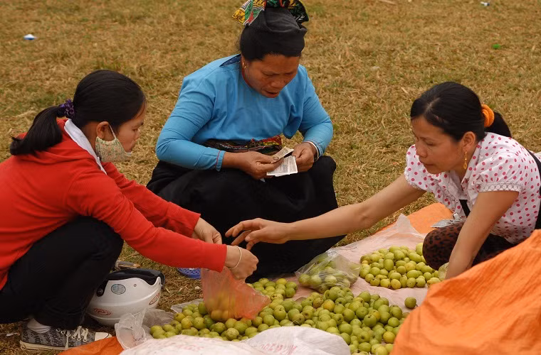 Trong lễ hội đầu năm, họ cũng mua bán lấy may.
