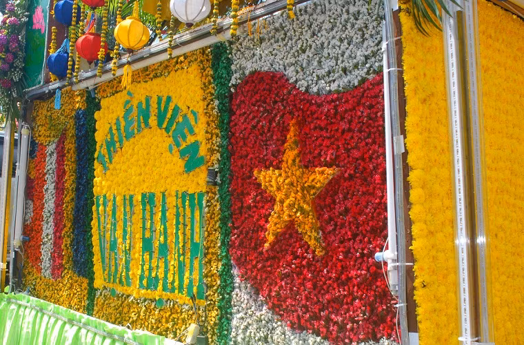 Cờ tổ quốc thiêng liêng trong những ngày này cũng được nhà chùa đưa lên xe hoa đem theo một khát vọng hòa bình, nhân dân, đất nước an lạc.