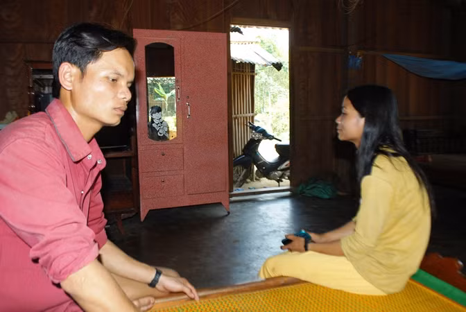 Vợ chồng A Lăng Leo vẫn còn in nỗi sợ hãi trên khuôn mặt