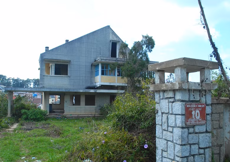  Ngay sau khi loạt biệt thự này bị UBND tỉnh Lâm Đồng thu hồi từ HAGL, đã xuất hiện thông tin giao cho Công ty cổ phần Tập đoàn Trung Thủy đầu tư, xây dựng "Vườn địa đàng".