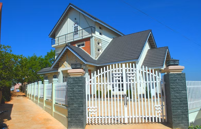 Ở Đà Lạt, các căn biệt thự sang trọng thế này đã trở thành phổ biến. Những người phương xa tới sẽ khó tin khi biết gia chủ của nó là những nông dân chính gốc suốt ngày làm việc ngoài vườn.