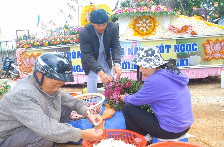 Xe hoa của các chùa khi đang gấp rút hoàn thành những công đoạn cuối cùng.