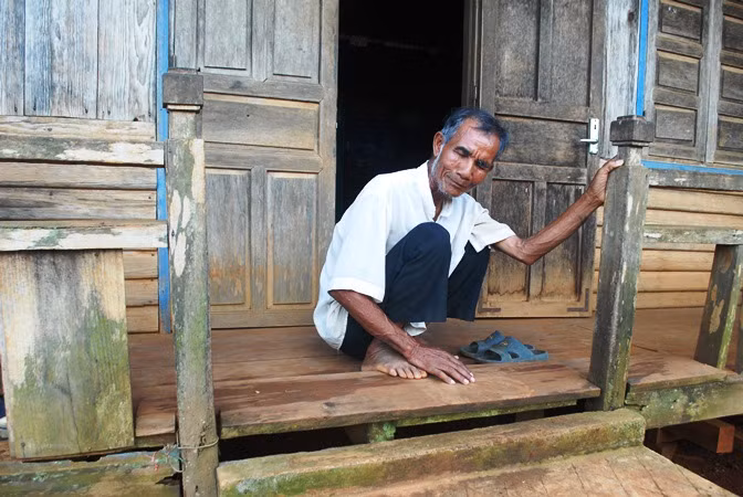 Ông B'ray đang khốn đốn với tiền điện.