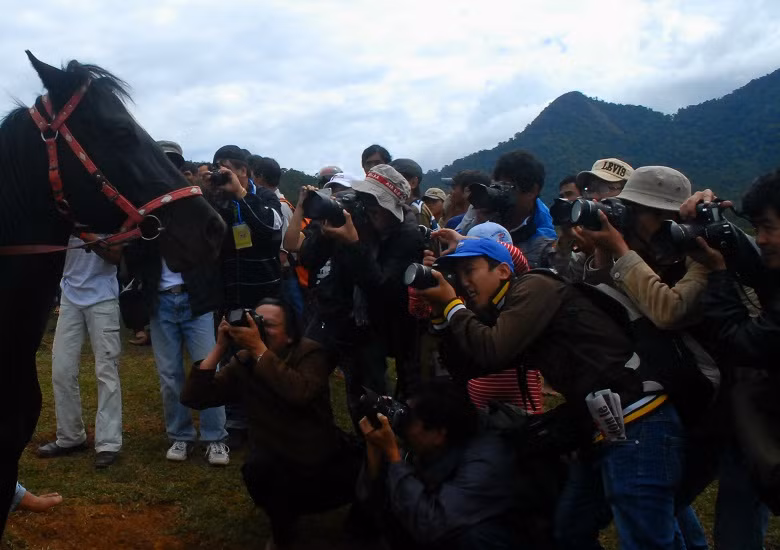 Cuộc đua ngựa với sự tham gia của những kỵ sĩ tài ba dưới chân núi Langbiang đã thu hút được sự quan tâm đặc biệt của giới truyền thông.