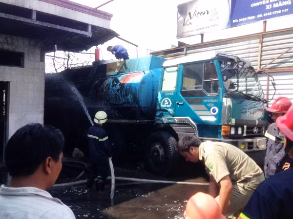 Vụ cháy xe bồn chở dầu này xảy ra lúc 11h30 ngày 15/4, trên đường Đào Tông Nguyên, khu phố 7, huyện Nhà Bè (TP HCM).
