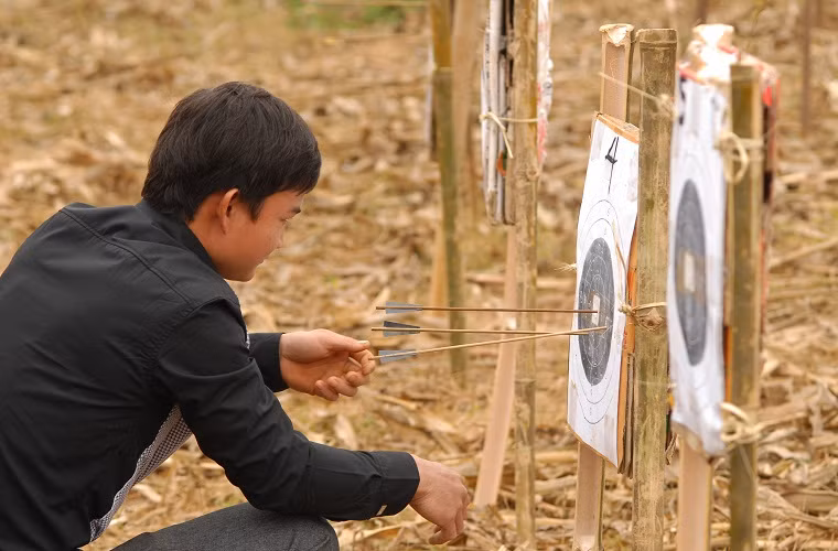 Thanh niêm Mường là những tay thợ săn chuyên nghiệp, đã bắn là trúng.