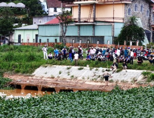 Người dân đang tổ chức tìm kiếm thi thể cháu bé.