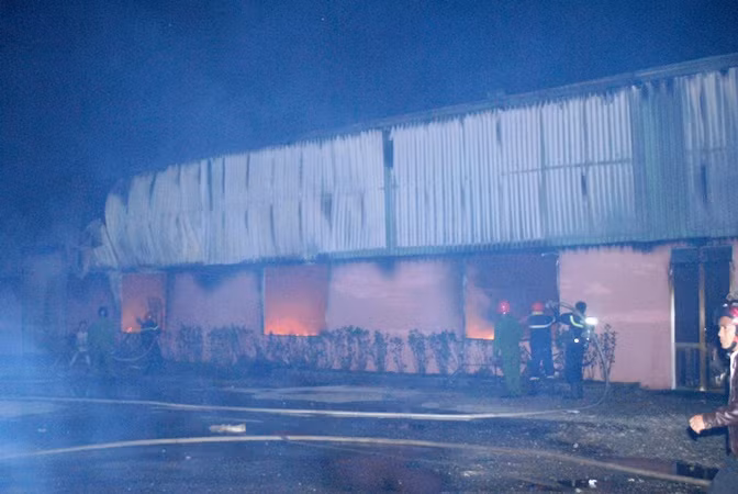 Toàn bộ xưởng sản xuất hoa không đã thị thiêu rụi