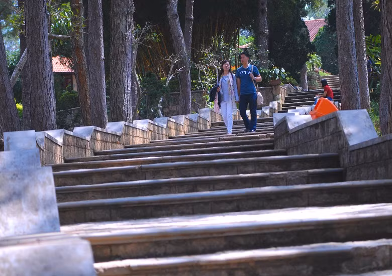 Những bậc thang đá ngoài trời cũng là lối đi tuyệt vời đối với địa hình đồi núi như Đà Lạt. 