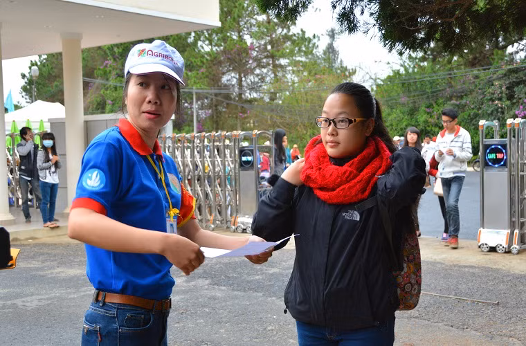 Thậm chí không ít thí mặc áo ấm chưa đủ còn phải quàng thêm khăn bông.