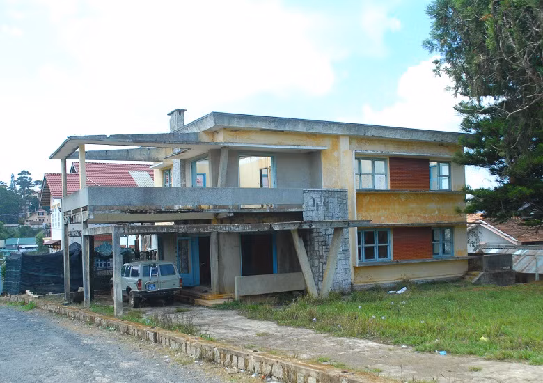 Sau vụ kiện tụng đình đám của HAGL, loạt biệt thự này không biết có còn là của Tập đoàn Trung Thủy nữa không. Tuy nhiên, một điều ai cũng nhận thấy những gì còn lại của 11 căn biệt thự chỉ là bộ khung.