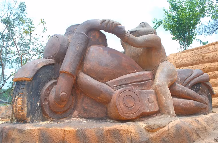 Quanh căn nhà độc đáo này là những hình thù vui nhộn, dí dỏm.