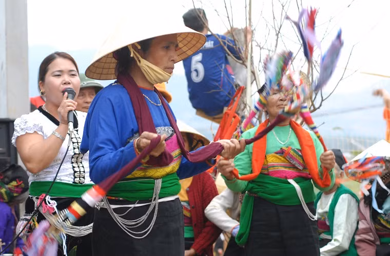 Trong khi múa hoa đang ngày càng mai một đối với giới trẻ thì những người lớn tuổi vẫn say mê với vũ điệu này.