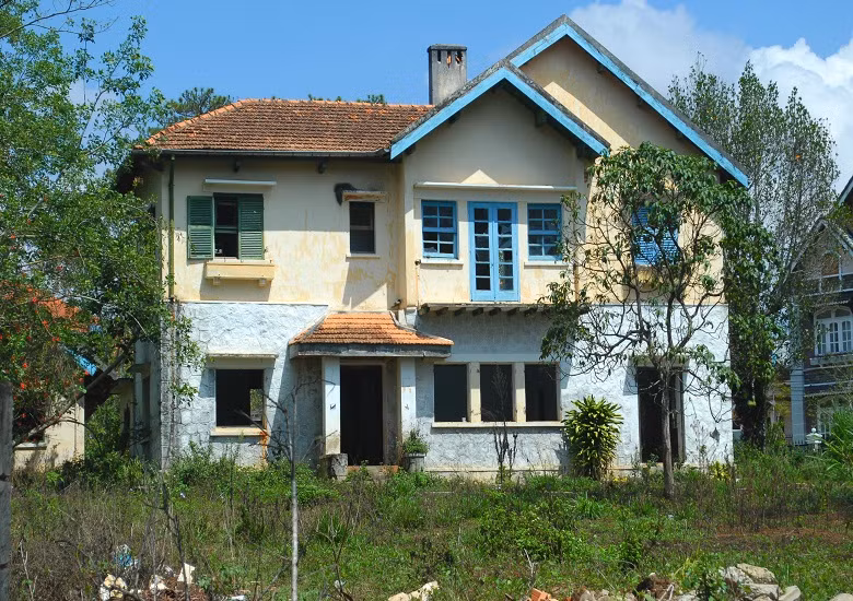 Còn đây là loạt biệt thự cổ trên đường Nguyễn Du (Đà Lạt), trước kia chúng vốn là nhà khách của Tỉnh ủy Lâm Đồng, sau đó giao cho Tập đoàn Hoàng Anh Gia Lai thuê...