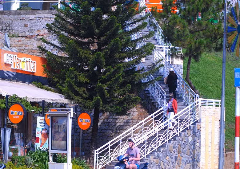 Ngày nay, khi xây dựng nhà cửa hay các công trình công cộng, tại Đà Lạt người ta vẫn sử dụng bậc thang đá như một loại hình kiến trúc không thể thiếu, vừa phù hợp với địa hình lại vừa tôn thêm vẻ đẹp của căn nhà.