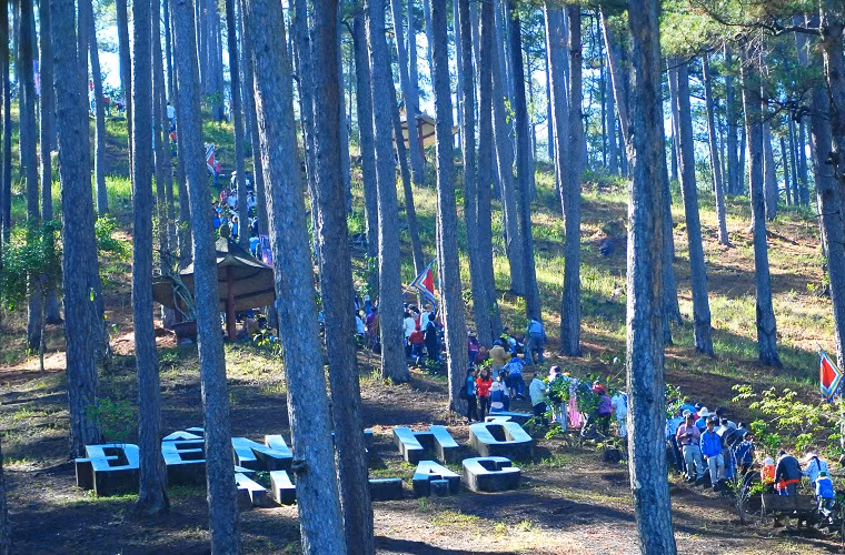 Ngày 9/4, hàng nghìn người đã đổ về đền thờ Âu Lạc tại thác Prenn Đà Lạt để thắp hương cho các vua Hùng nhân ngày giỗ tổ. Để lên được đền, người dân phải leo lên đỉnh một quả đồi cao có chiều dài khoảng 500m.