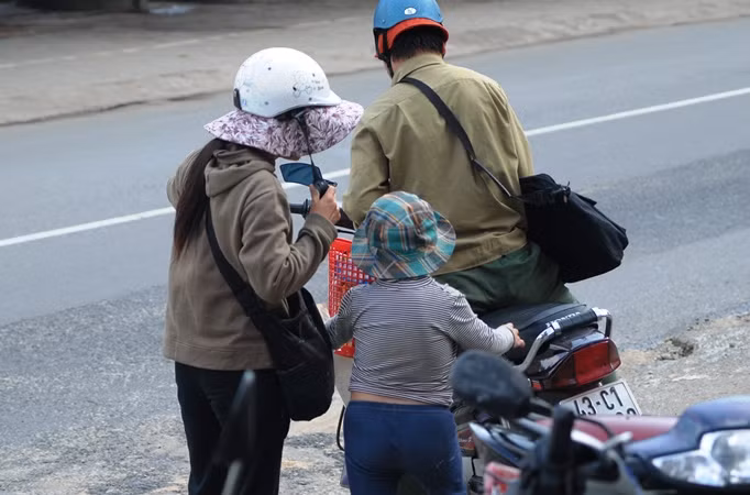 Cậu bé thảm thương này khó nhọc leo lên xe