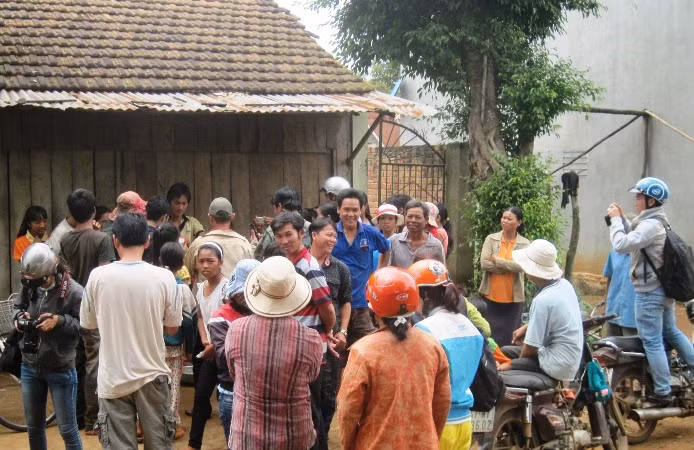 Người hiếu kỳ khắp nơi đổ về xem .. heo giống hệt voi