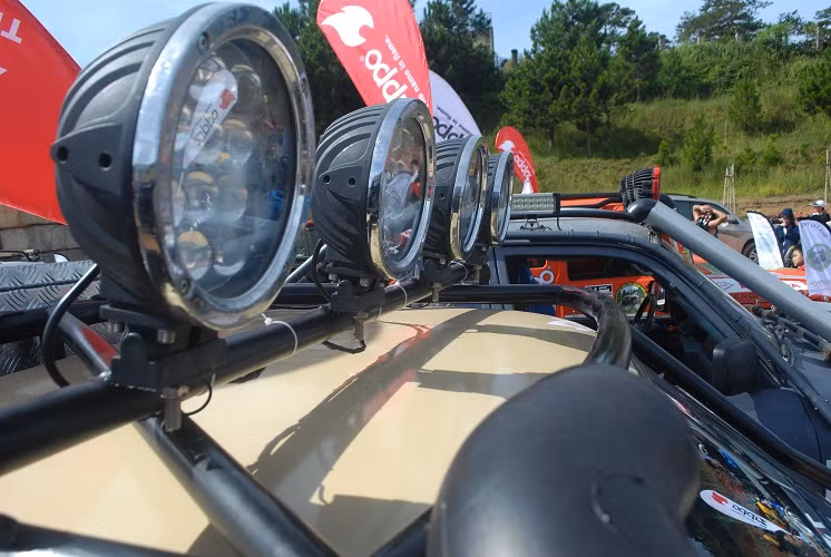 Không ít xe còn được chủ nhân trang trí thêm hệ thống chiếu sáng và dàn âm thanh khủng.