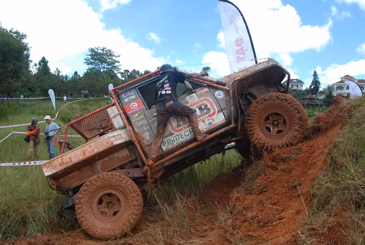 Những gờ đất cao, những vực sâu luôn thách thức các tay đua.