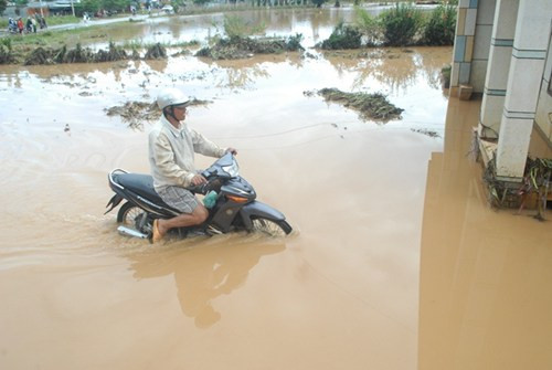 Người đàn ông nay chở về nhà sau khi cùng vợ con chạy lũ suốt đêm qua.