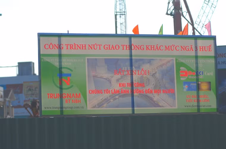 Cho dù có bực tức vì bị kẹt đường thì khi nhìn thấy bảng xin lỗi này, người dân cũng cảm thấy nguôi giận