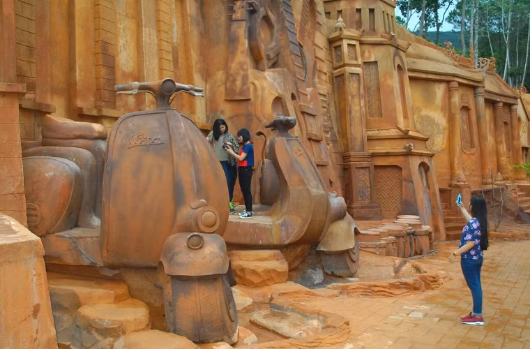  Phố phường Đà Lạt cổ kính những năm đầu thế kỷ XIX với những tòa nhà, chùa chiền, nhà thờ, xe cổ... cho thấy sự đầy đủ, sung túc về đời sống vật chất và tinh thần.