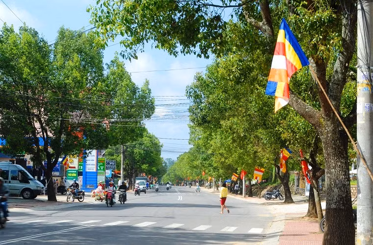 Phố phường Đà Lạt trước giờ diễu hành xe hoa.