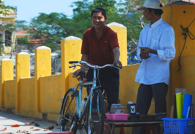 Những điểm sửa chữa, dán decal thế này đang mọc lên ở Hội An