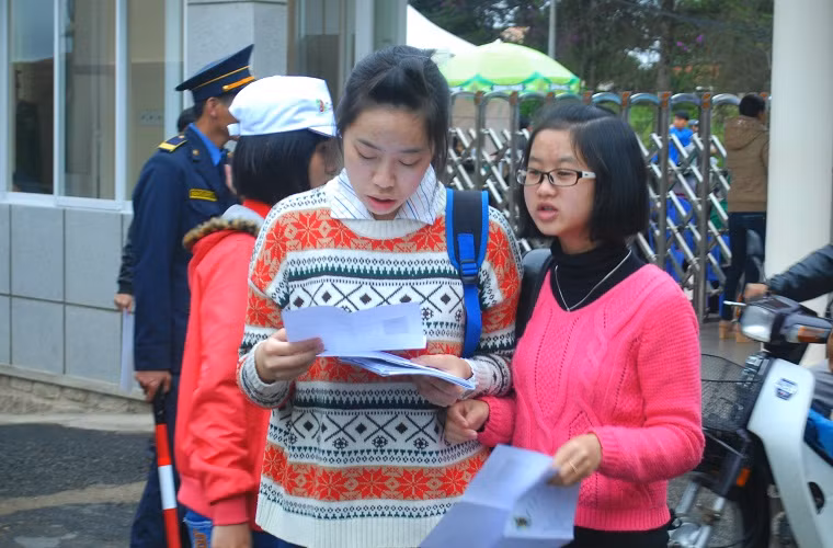 Hầu hết thí sinh khi đến trường làm thủ tục dự thi và nghe giám thị phổ biến quy chế phòng thi đều mặc áo ấm.
