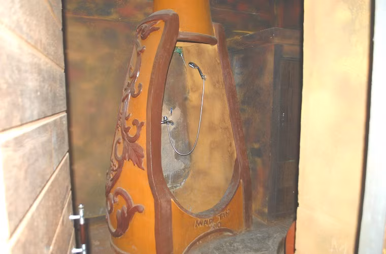 Để ngôi nhà cũng như những đồ dùng khác được đẹp, không bị bong, bạc màu, gia chủ của nó đã dùng một loại sơn đặc được chế tạo từ đất đỏ có pha trộn với hóa chất để sơn lên.