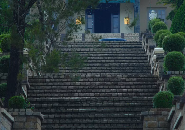Tại những căn biệt thự đầu tiên được xây dựng ở Đà Lạt, người Pháp cũng đã dùng đá xây bậc thang dẫn vào nhà nhằm tôn vinh thêm vẻ đẹp cổ kính, sang trọng của những căn biệt thự. 