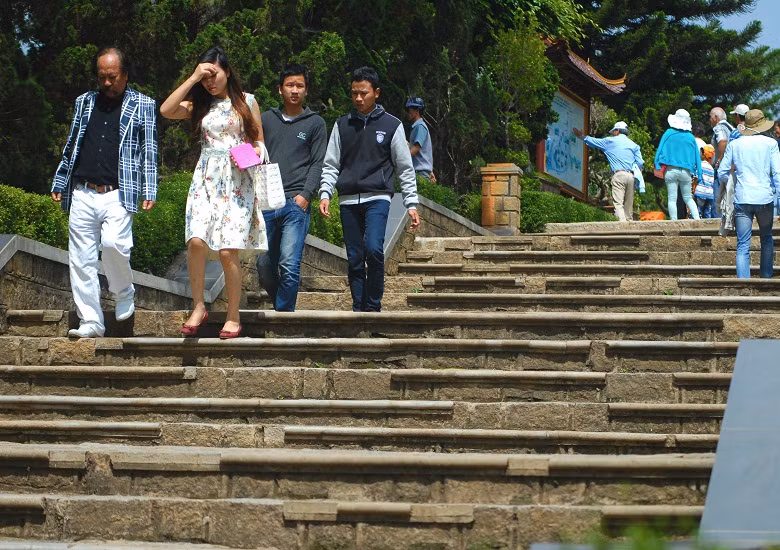 Những loại đá dùng để xây bậc thang được thợ chẽ đá chẽ thủ công bằng tay tại các vùng lân cận Đà Lạt. Mọi viên đá đều hình chữ nhật, các cạnh vuông vắn như một viên gạch được đúc ra từ khuôn. 