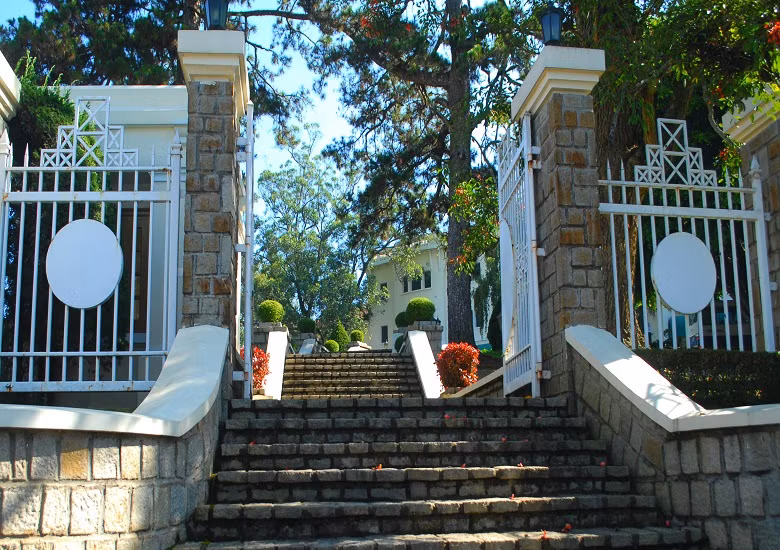 Những bậc thang đá ngoài trời này có khi kéo dài đến cả trăm mét dẫn từ nhà ra đường lớn, được làm hoàn toàn bằng đá chẽ đều đặn tạo nên nét riêng biệt, độc đáo. 