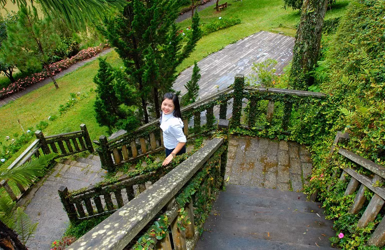 Bậc thang ngoài trời đều được thiết kế bằng gỗ tôn thêm nét đẹp độc đáo, sang trọng. 