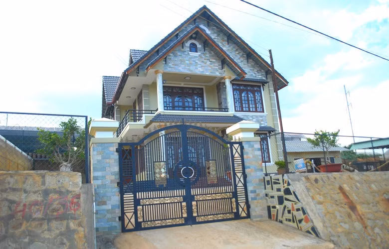 Đặc điểm chung của những căn biệt thự sang trọng này là ban ngày cửa đều khóa im ỉm vì gia chủ đã ra vườn đi làm.