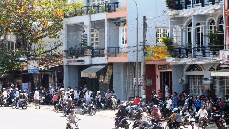 Người dân hồi hộp chứng kiến hiện trường.