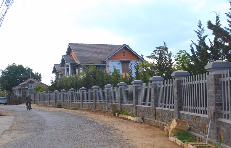 Các biệt thự đều có kiến trúc hiện đại, sang trọng, trị giá hàng tỷ đồng.