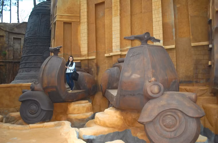 Những chiếc xe Vespa cổ bằng đất khiến nhiều người chứng kiến phải trầm trồ, mê mẩn.