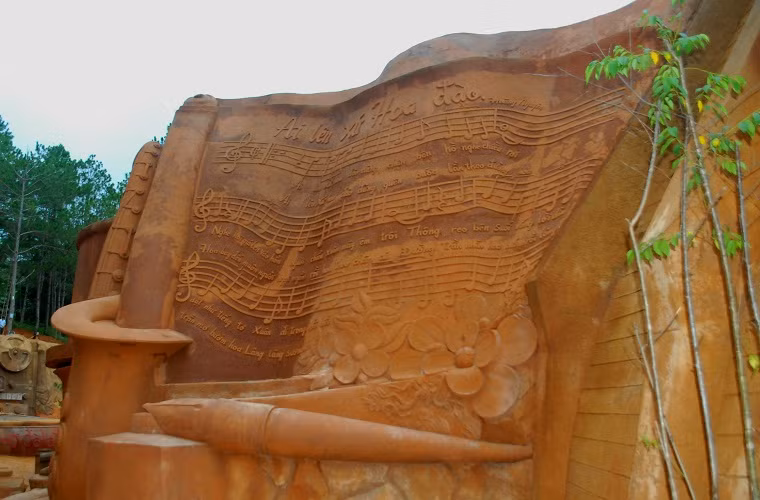  Bản nhạc "Ai lên xứ hoa đào" sinh động trên nền đất.