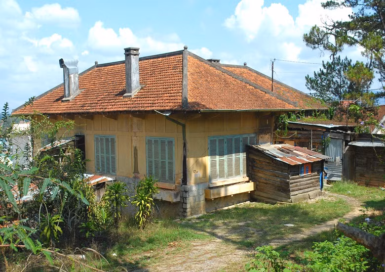 Trong những căn biệt thự cổ này, tỉnh Lâm Đồng đã cho một số gia đình thuê lại làm nơi sinh sống. Do không được duy tu, bảo vệ nên đang ngày càng trở nên tồi tàn.