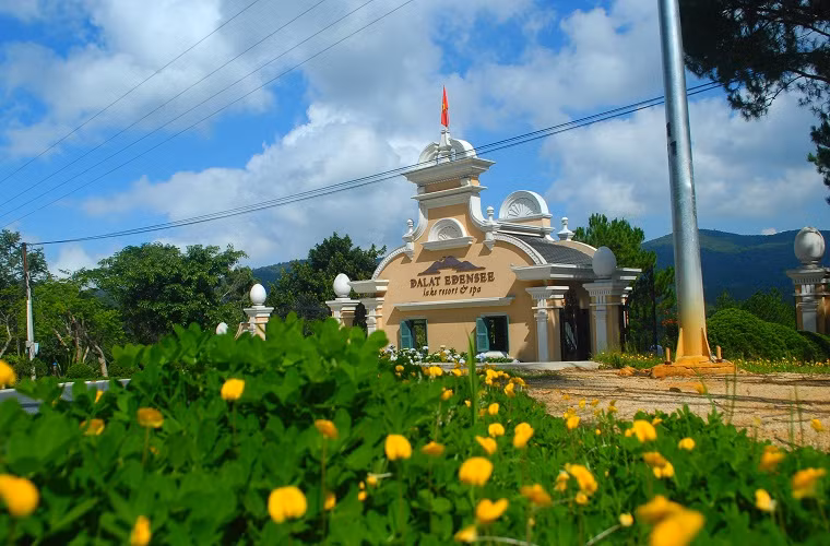 Còn đây là DaLat Edensse. Lối ra vào của khu resort này cũng bề thế chẳng kém Sacom. Tuy nhiên, về kiến trúc thì có sự khác biệt rõ ràng.