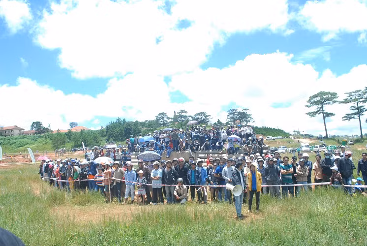 Đông đảo khán giả tới cỗ vũ nhiệt tình cho các tay đua. 